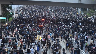 Hong Kong’da gösteriler hız kesmiyor