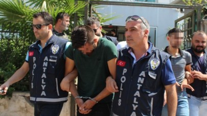 İki ayrı marketi gasp ettiği düşünülen şüphelinin yakınları: 'Arkandayız oğlum'