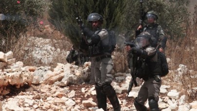 İsrail askerleri Gazze sınırı yakınında Filistinlileri şehit etti