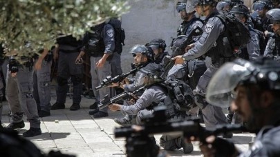 İsrail Filistinlilere Harem-i Şerif'in içinde müdahale etti