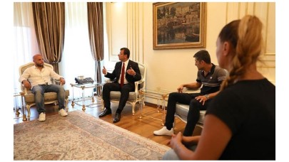 İşten çıkarılan işçilerle görüşen İmamoğlu: "İşinin ehli olan CV bıraksın"