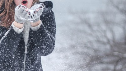 Kar taneleriyle plastik parçacıklar da yağıyor