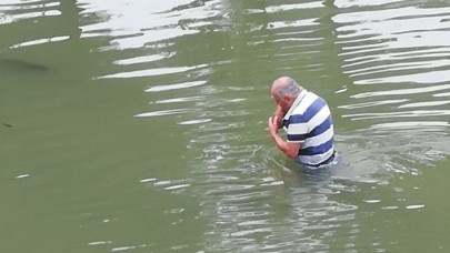 Linç edilmekten korkup dereye atlayan taciz şüphelisi bayılma numarası yaptı
