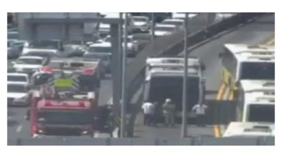 Metrobüste korkutan yangın: Yolcular tahliye edildi