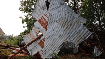 Ordu'da şiddetli rüzgar çatıları uçurdu