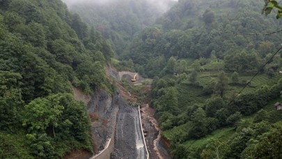 Rize'de heyelan! Yol trafiğe kapatıldı