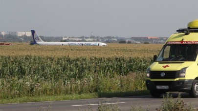 Rusya'da kuş sürüsüne çarpan yolcu uçağı tarlaya acil iniş yaptı
