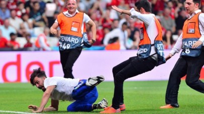 Sahaya atlayan YouTuber saniyede 20 takipçi kaybediyor