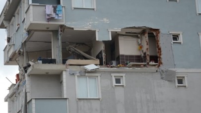 Sancaktepe'de evde patlama! Dairenin duvarları yıkıldı