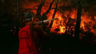 Seferihisar ve Menderes'deki yangınlar yerleşim merkezlerinden uzaklaştırıldı