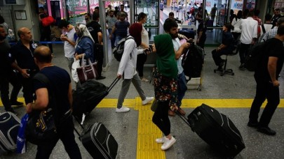 Seyahat için üç ayda 7 milyar lira harcandı