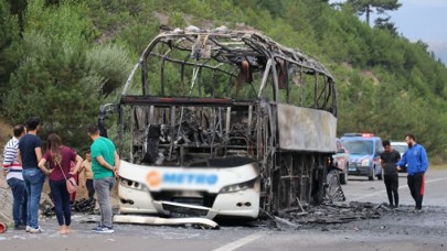 Seyir halindeki yolcu otobüsü yandı