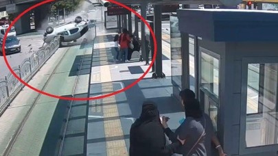 Tramvay yolunda akılalmaz kaza! Yolcu dolu durağa saplandı