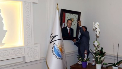 Van'a yeni Belediye Başkanı olarak atanan Vali Bilmez,  ilk iş olarak makam odasına Erdoğan'ın fotoğrafını astı