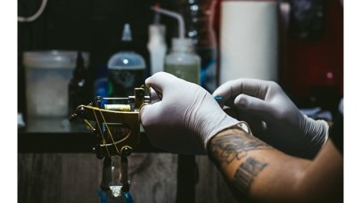 Yeni Akit Gazetesi yazarından dövme yorumu: 'Kültür revizyonuna uğratıyor,  caiz değil'