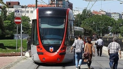 Zeytinburnu'nda tramvay yoldan çıktı