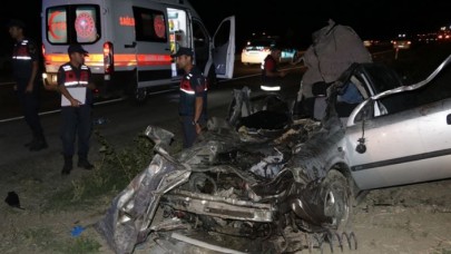 Zincirleme kazaya 3 araç karıştı: 2 ölü,  5 yaralı