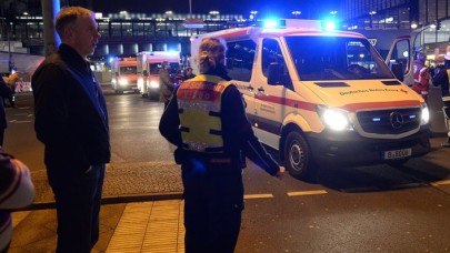 Konserde fırtına nedeniyle sahne çöktü: Çok sayıda yaralı var