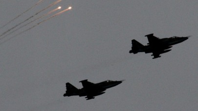 Rusya'ya ait Su-25 savaş uçağı düştü: Pilotlar paraşütle atladı