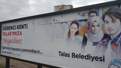 Selena Gomez'e Shop İle Başörtüsü Yaptılar