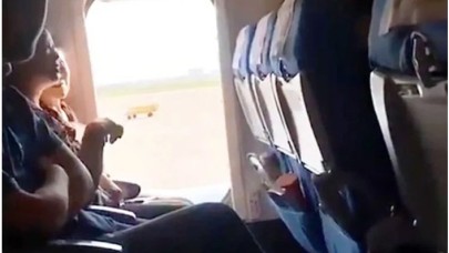 Uçak Kalkarken Acil Çıkış Kapısını Açtı!