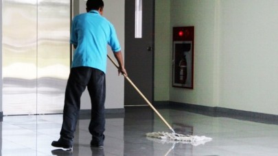 Temizlik işçisinden örnek davranış:  Bulduğu 35 bin liralık çeki sahibine teslim etti