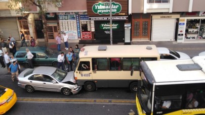 Ters yönden gelen araç minibüsün altında kaldı