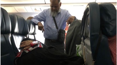 Uçakta Çekilen Bu Fotoğraf Tartışma Konusu Oldu!