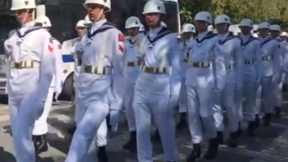 Türk Ordusunun Disiplinsiz Yürüyüşü Şaşkına Çevirdi!