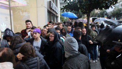 1500 Liraya İnen Ayakkabı İçin Yağmurun Altında Saatlerce Beklediler!