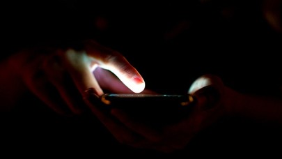 Gece Boyunca Telefonla Oynadı,  Kör Oldu!