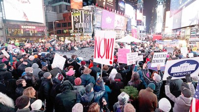 ABD'de Binlerce Kişi Sokaklara Döküldü! 'Trump'ı Azledin'