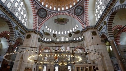 Camilerde Bir Devir Kapandı: Sandalye Ve Tabure Üzerinde Namaz Kılınamayacak!