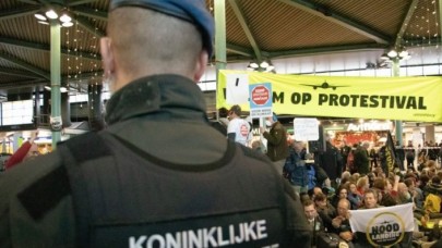 Hollanda'da Havalimanı'nı İşgal Ettiler: İklim Protestocularından Büyük Eylem