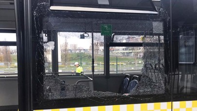 Kadıköy Derbisine Giden Beşiktaş Taraftarları Otobüsün Camını Kırdı!