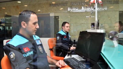 MHP'den Pasaport Polislerinin Yeni Üniformasına Tepki!