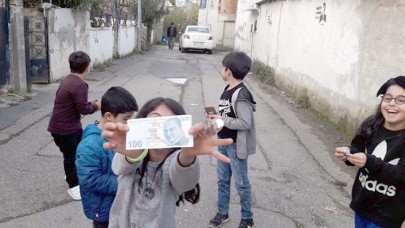 'Robin Hood' Yine Ortaya Çıktı: '10-15 Araçla Geldiler,  Araba Para Doluydu'