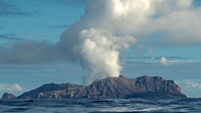 Yeni Zelanda'da Yanardağ Patladı: Çok Sayıda Kişiden Haber Alınamıyor!