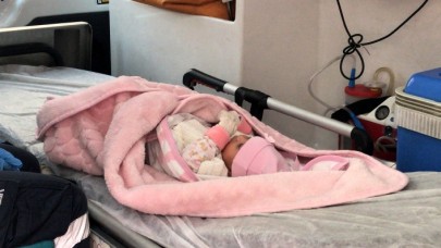 Adana'da Bir Evin Önünde 40 Günlük Bebek Bulundu