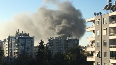 Antalya'da İş Merkezinde Korkutan Yangın!