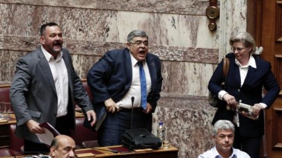 Avrupa Parlamentosu’nda Yunan Milletvekilinden Skandal: Türk Bayrağını Yırttı!