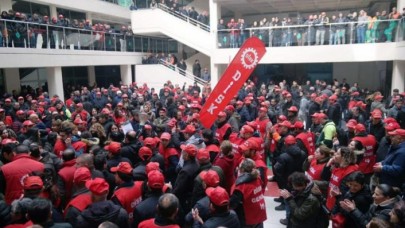 CHP Belediye Binası Karıştı: İşçiler Ortalığı Dağıttı!