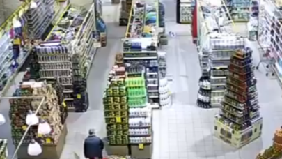 Elazığ'da Meydana Gelen 6.8 Büyüklüğündeki Deprem Bir Marketin Kamerasına Böyle Yansıdı