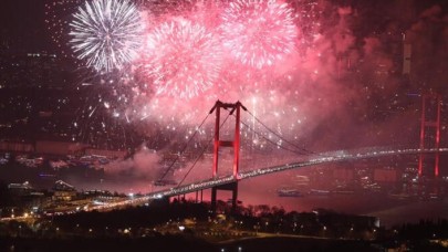 İBB'nin Yılbaşı İçin Boğaz'da Düzenlediği Havai Fişek Şovunun Maliyeti Belli Oldu!