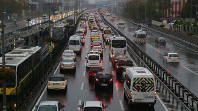 İstanbul'da  Yağmur Etkili Oldu: Trafik Yoğunluğu Yüzde 72'yi Gördü!