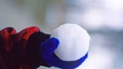 Aracına Kar Topu Atan Çocuklara Acımadı: 5 El Ateş Açtı!