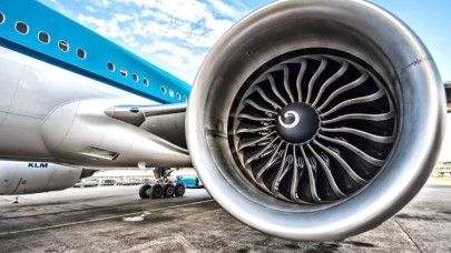 Şans Getirsin Diye Uçak Motoruna Bozuk Para Attı!