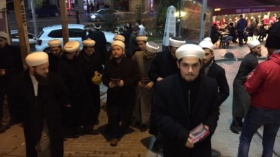 'Tebliğci' Grup İstanbul'da Bildiri Dağıttı: 'Yılbaşı Haramdır'