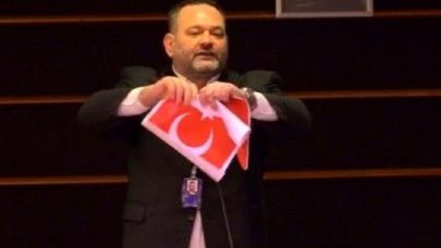Türk Bayrağını Yırtan Yunan Vekil İçin Parlamento Kararını Verdi: “Kuralları İhlal Etti!”