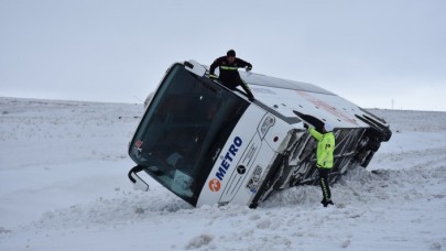 28 Turist Bulunan Yolcu Otobüsü Kara Saplandı!